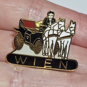 Wien Travel Souvenir Lapel Pin Vienna Austria Horse-Drawn Carriage Gold Tone
